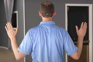 Exercice d'ouverture des épaules en position W