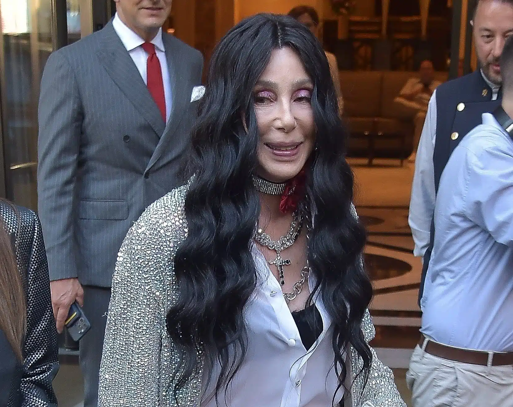 Portrait de Cher souriante, visage naturel