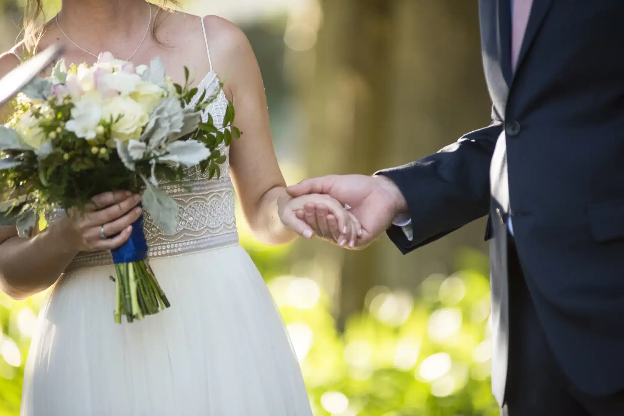 Photo des deux sœurs jumelles et de leurs maris, souriants et complices