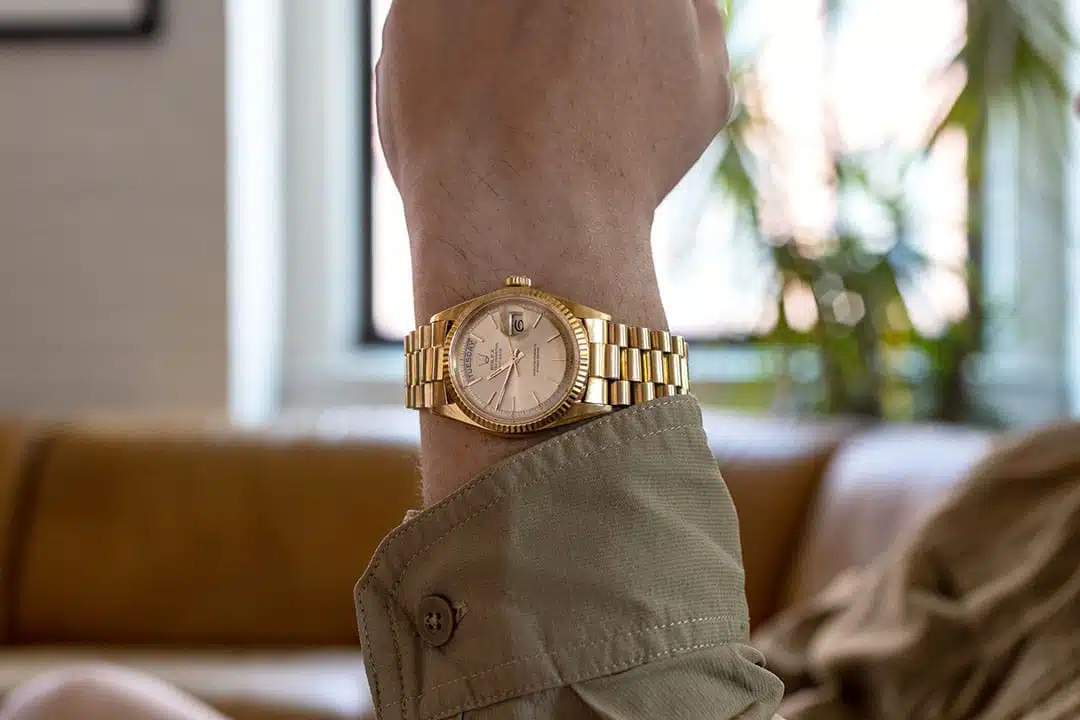 Cadran de montre vu de près sur poignet droit