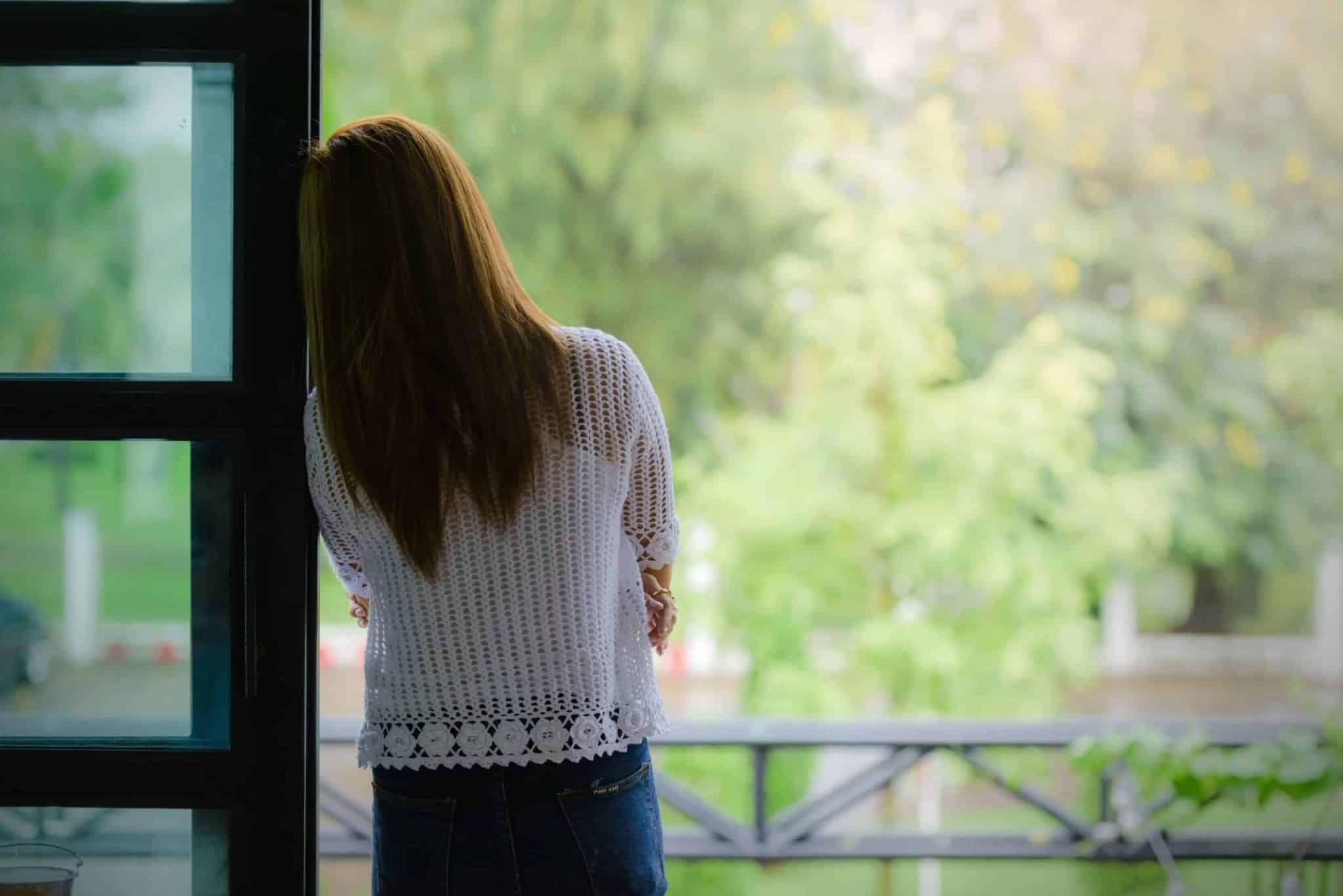 Couple enlacé après une rupture