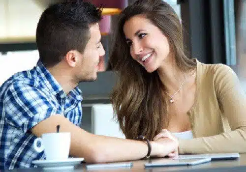 Couple partageant un moment complice