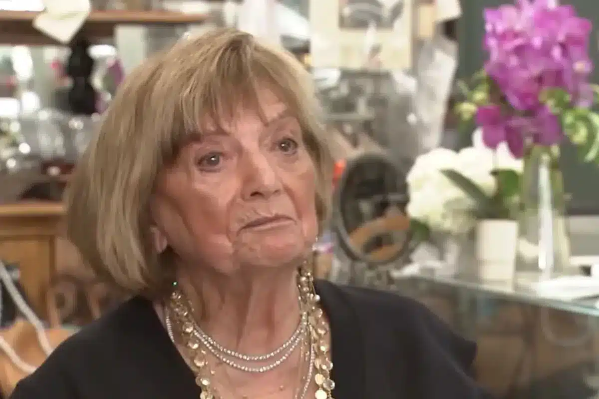 Portrait d'Ann Angeletti, centenaire souriante et élégante