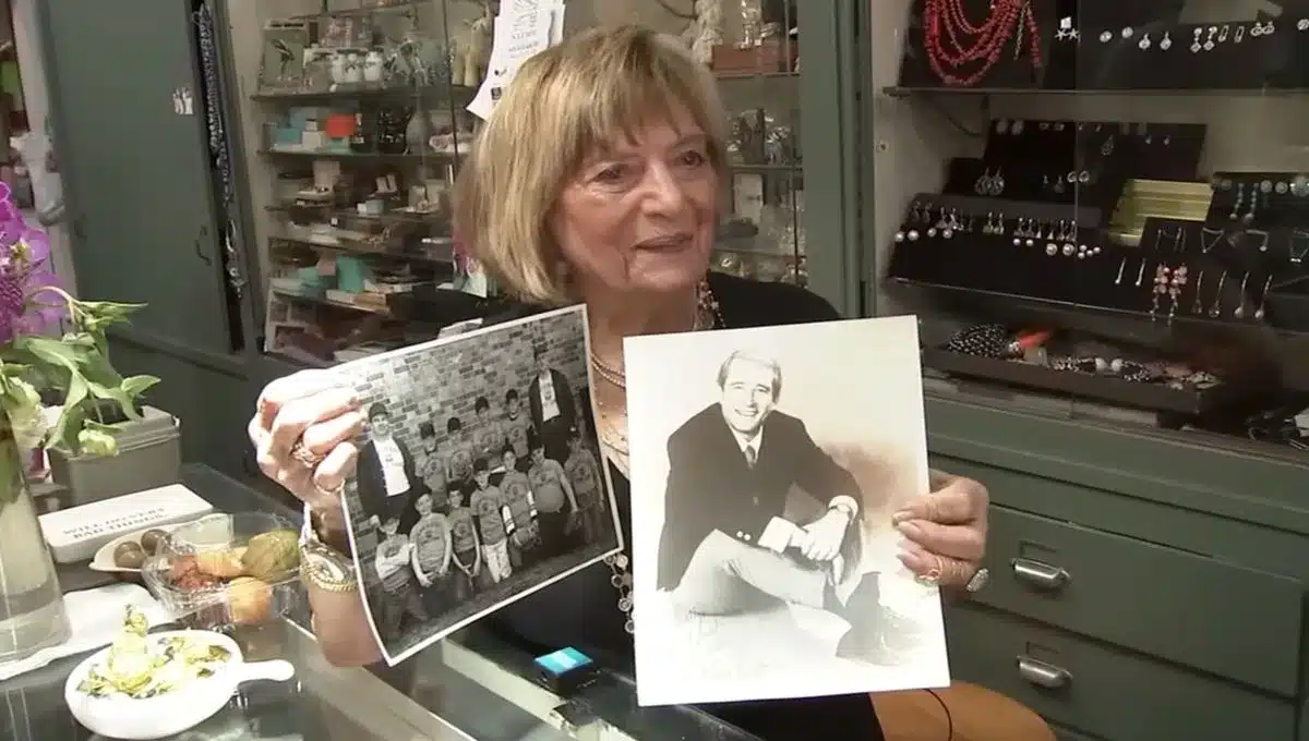 Ann partageant un moment de complicité et un café avec une cliente