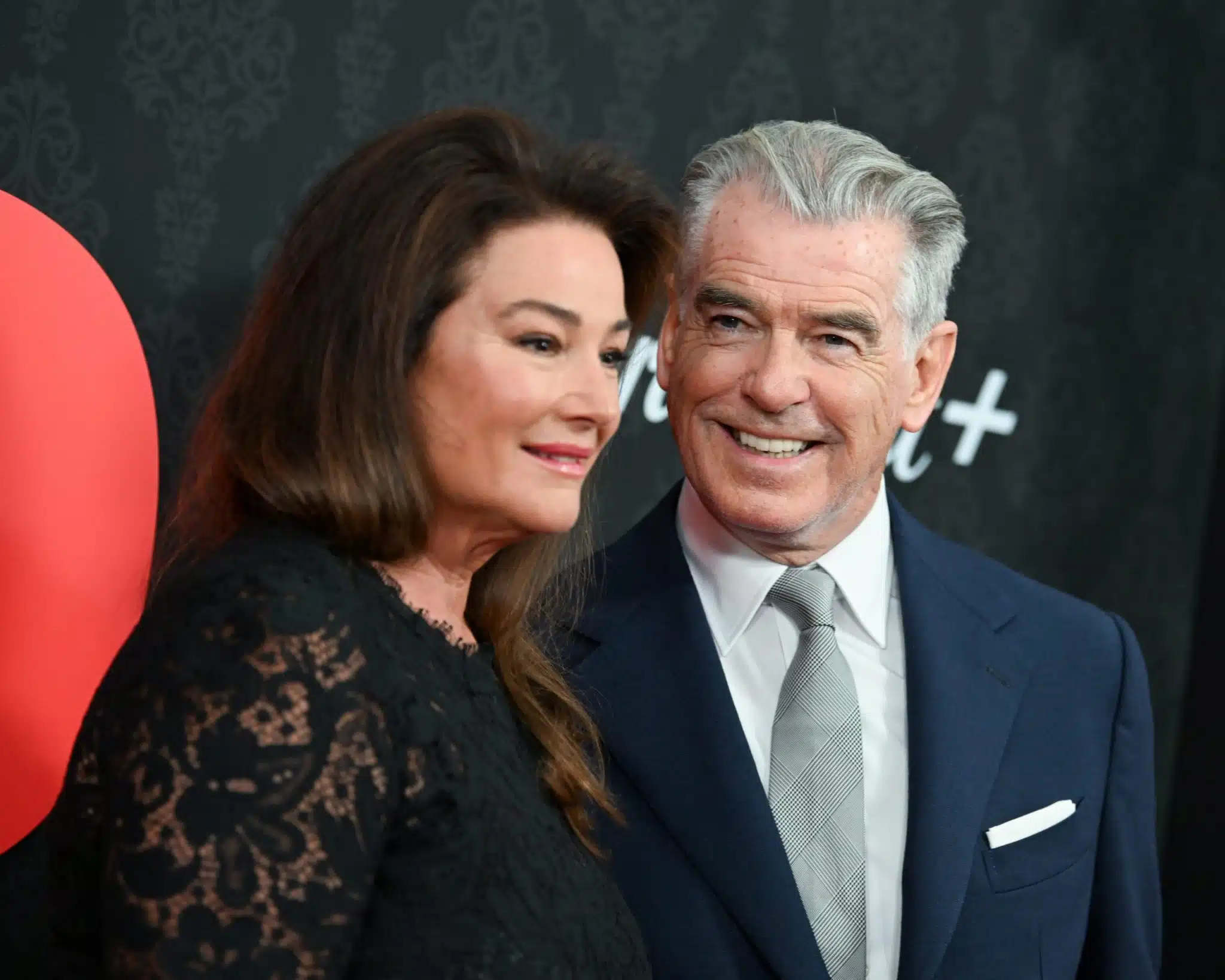 Pierce Brosnan et sa femme Keeley Shaye Smith souriants