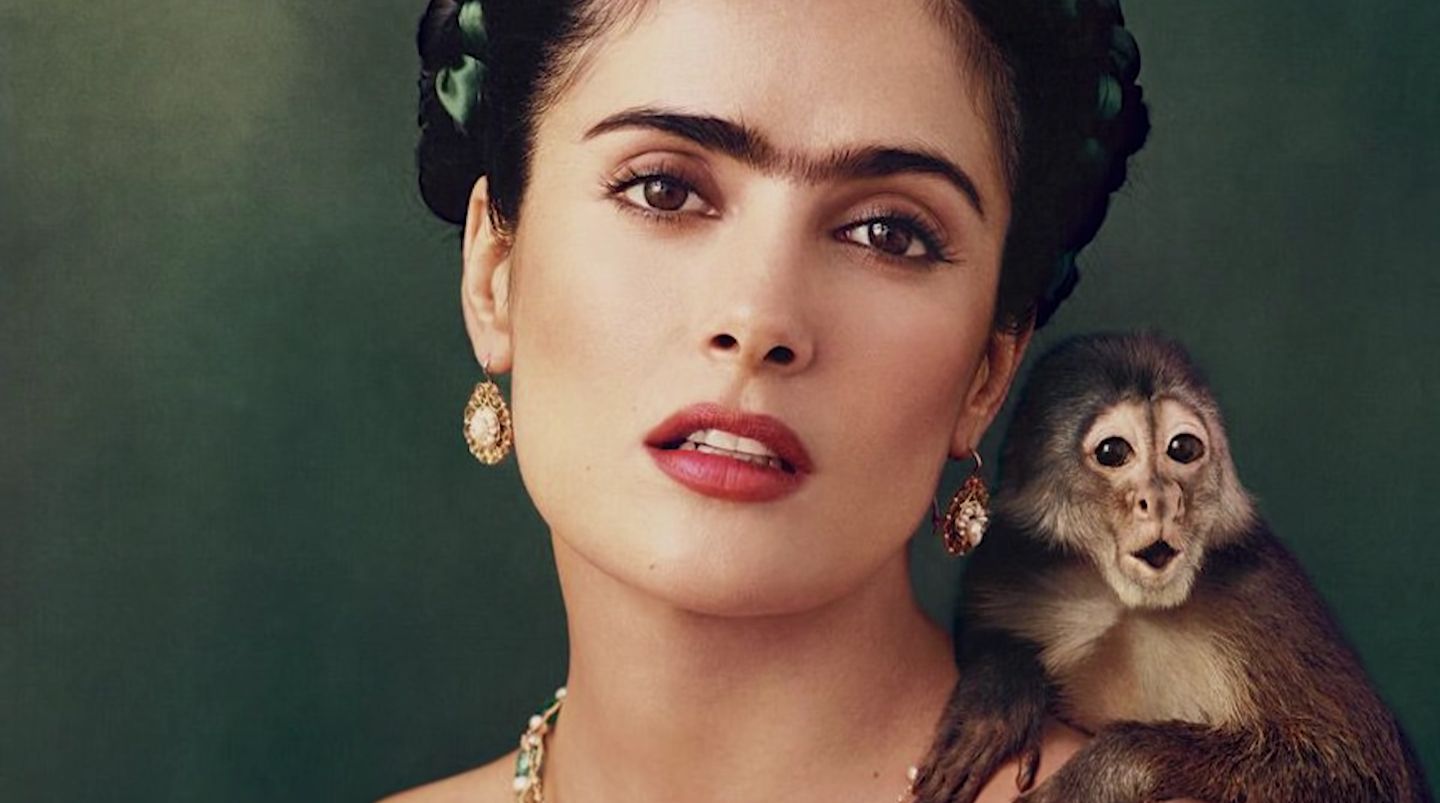 Salma Hayek, actrice, posant avec &eacute;l&eacute;gance et assurance