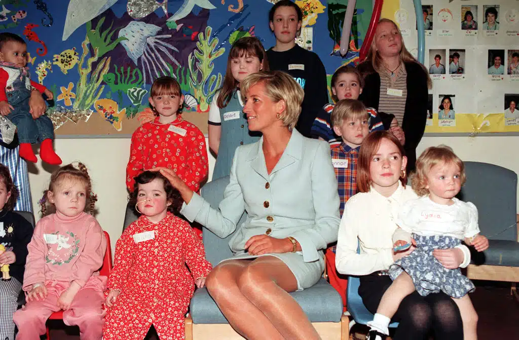 Lady Diana et Hasnat Khan se croisant à l'hôpital