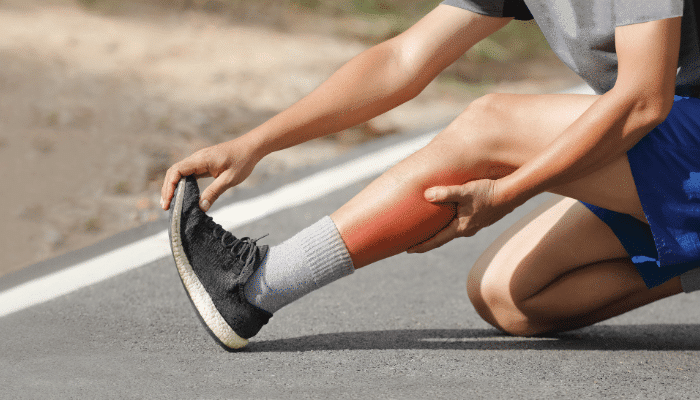 Personne massant sa jambe