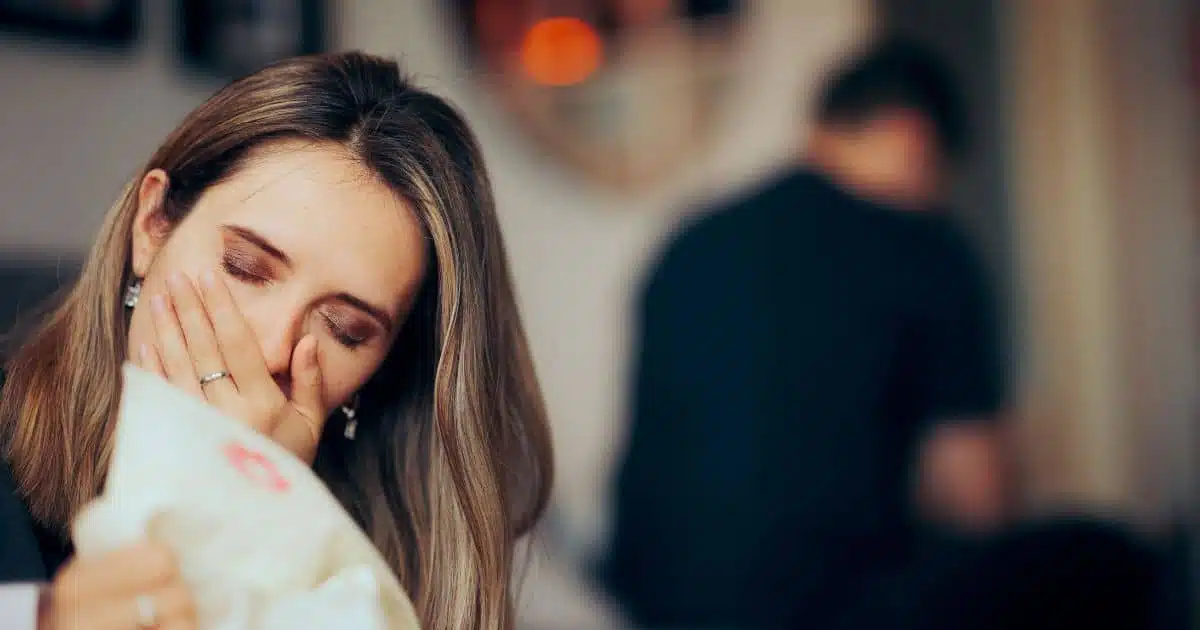 Femme écrivant une lettre avec détermination