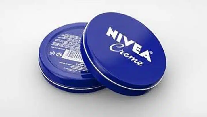 Nivea Cremetiegel umgeben von Schönheitsprodukten