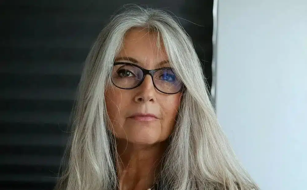 Femme utilisant un smartphone moderne