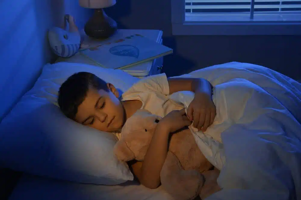 Enfant dormant dans son lit