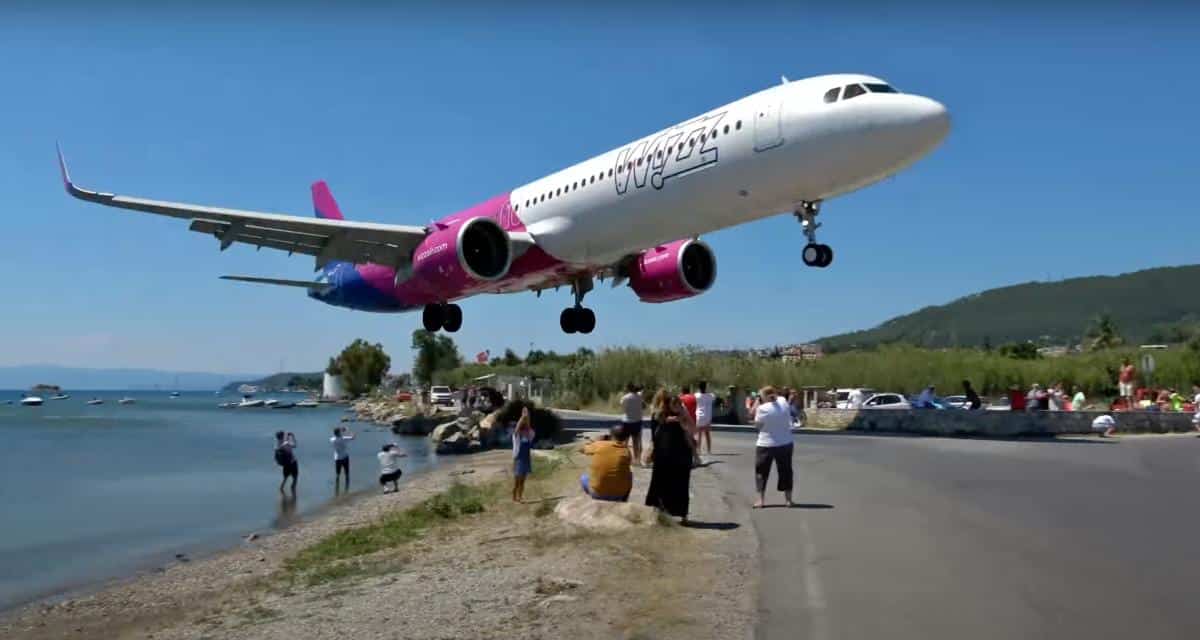 Avion atterrissant à basse altitude près de la plage de Skiathos
