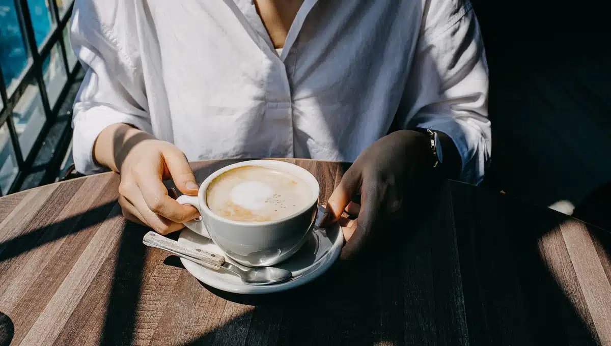 Personne choisissant entre un café noir et un café au lait