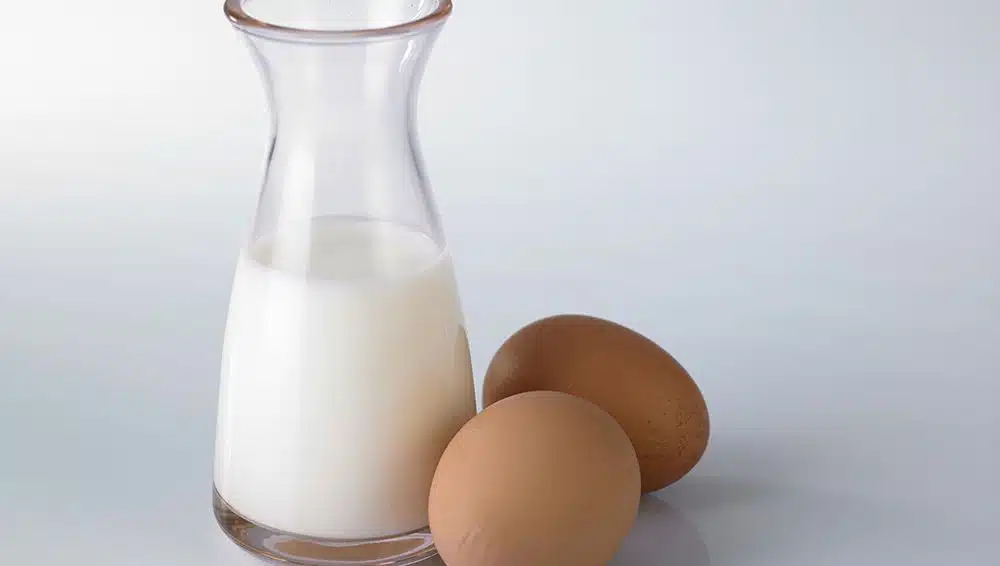 Verre de lait et œufs sur la table