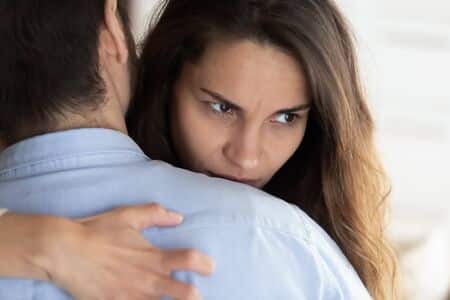 jeune couple réfléchissant après une dispute