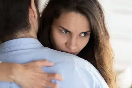 jeune couple réfléchissant après une dispute