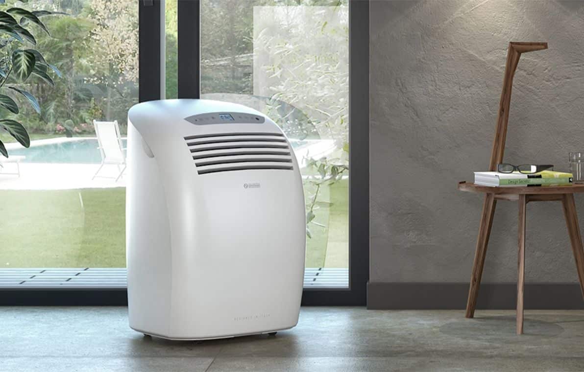 Climatiseur mobile dans un salon moderne