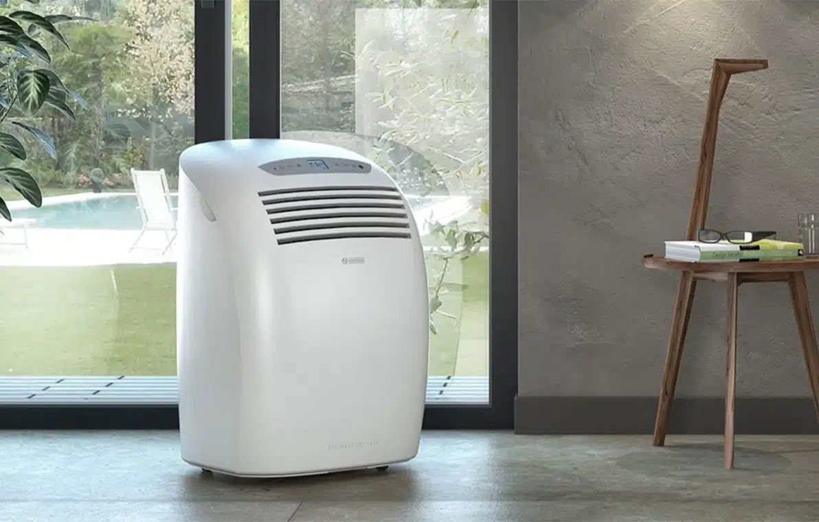 Climatiseur mobile dans un salon moderne
