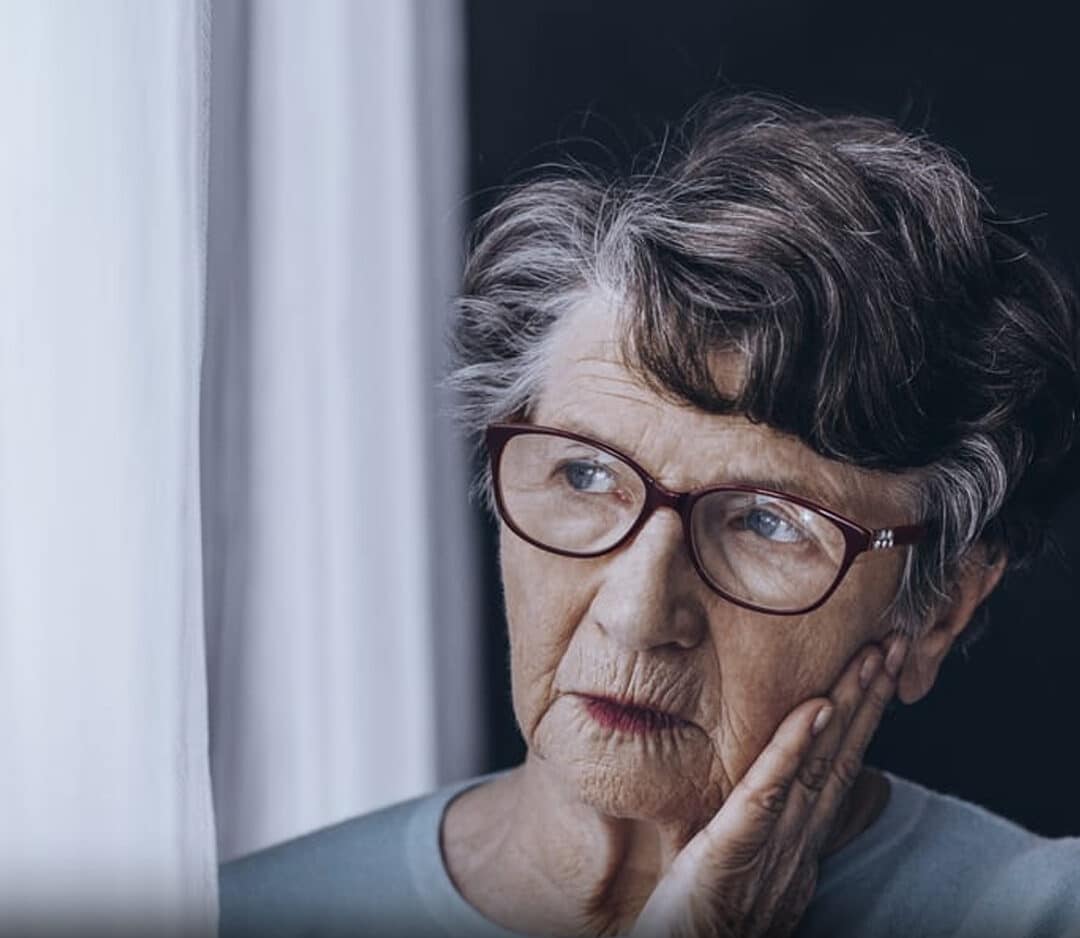 Illustration d'une famille connect&eacute;e par des fils invisibles