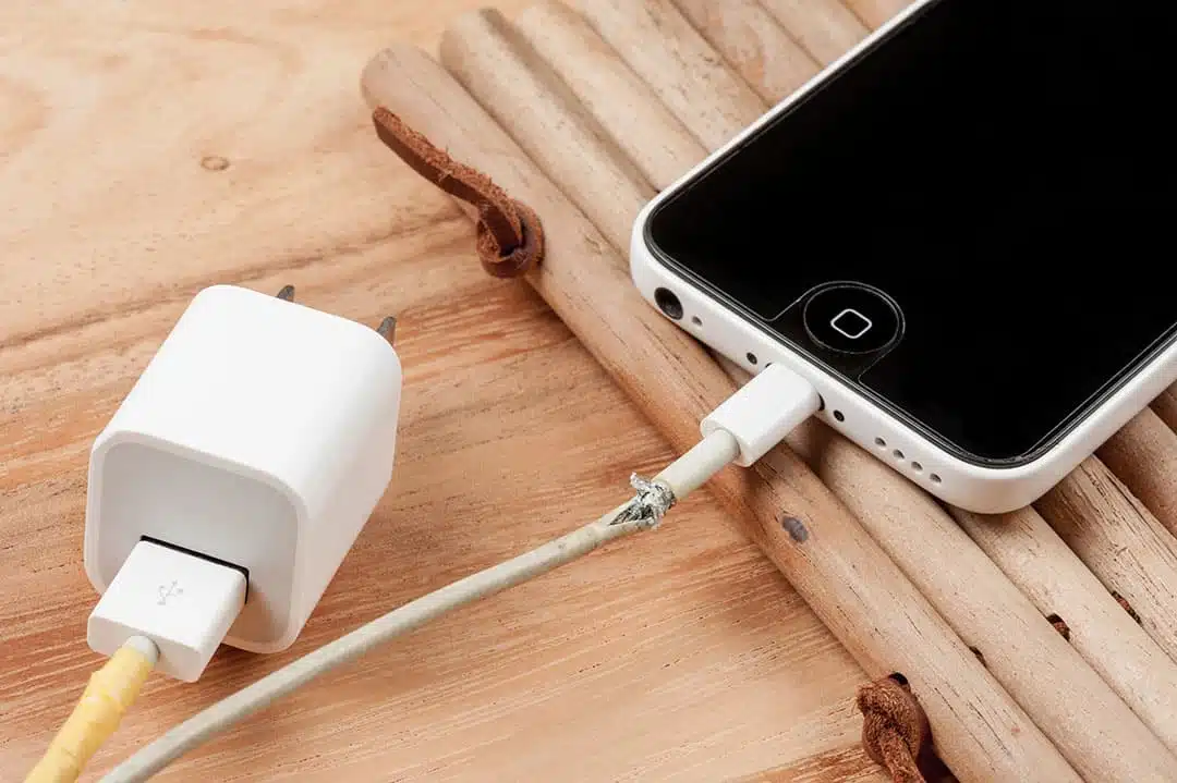 Câble de smartphone endommagé près du connecteur
