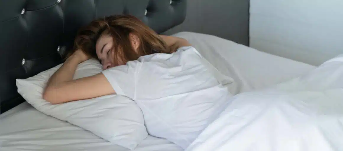 Personne dormant sur le ventre en position de chuteur