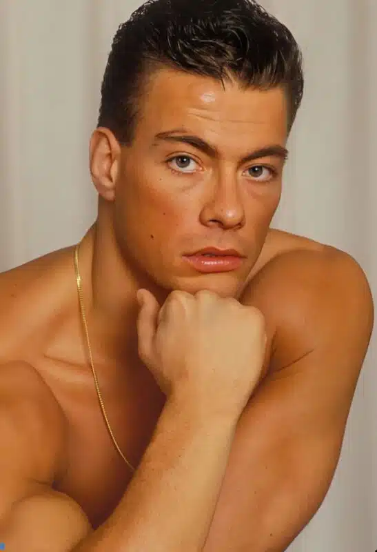 Van Damme pratiquant les arts martiaux