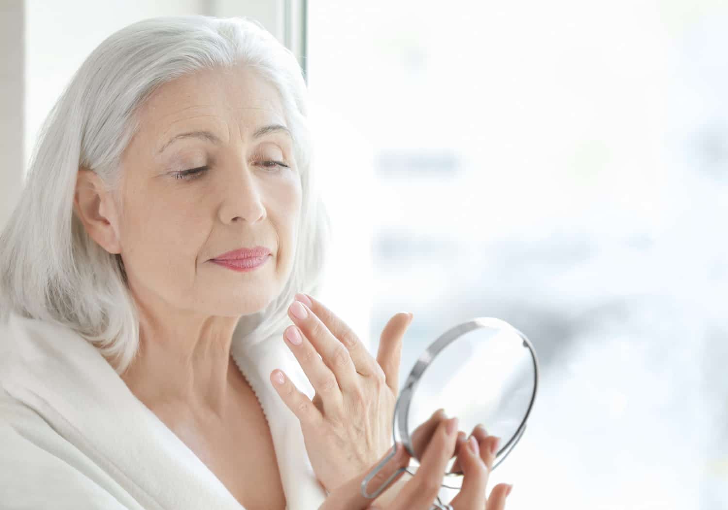 Femme appliquant un masque naturel