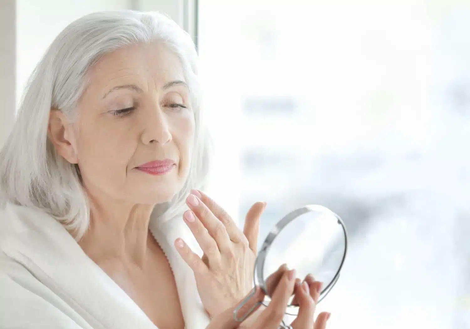 Femme appliquant un masque naturel