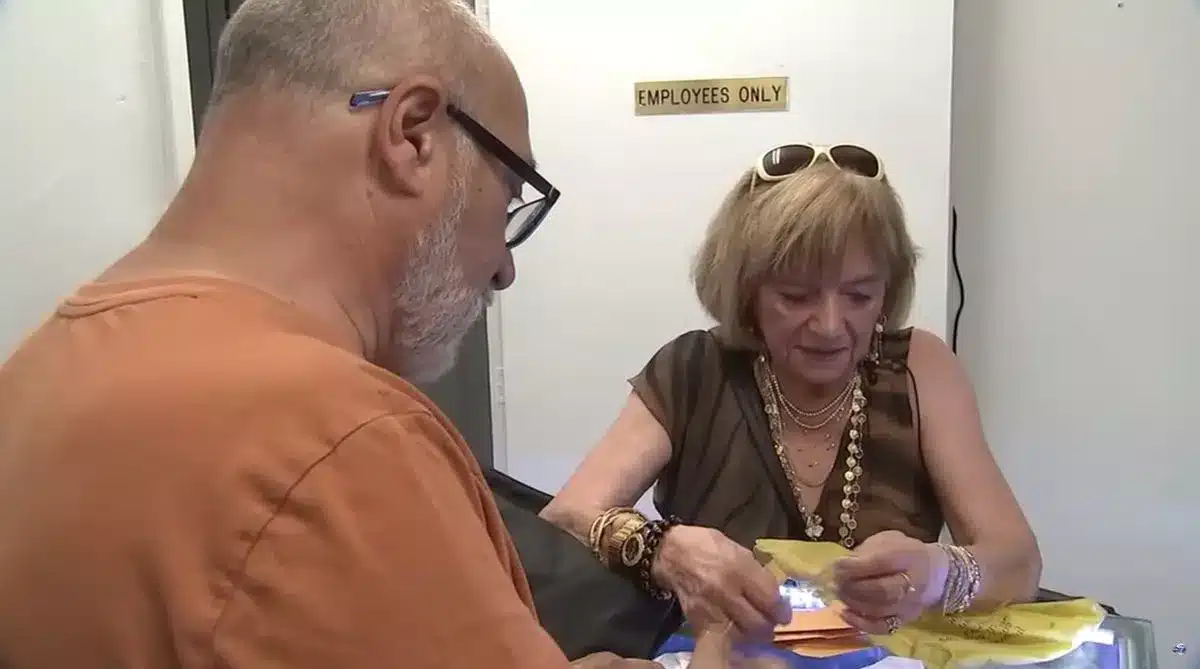 Ann prenant soin d'elle, appliquant une crème