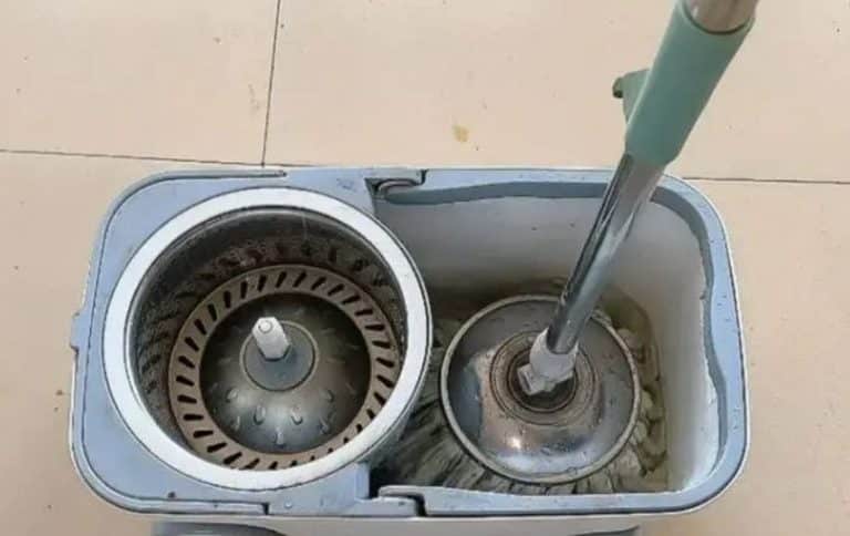 Femme en train de préparer son seau d'eau avec les ingrédients magiques