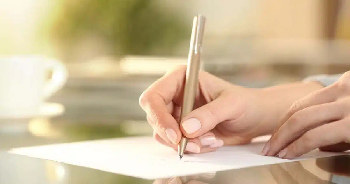 Lettre ouverte sur une table
