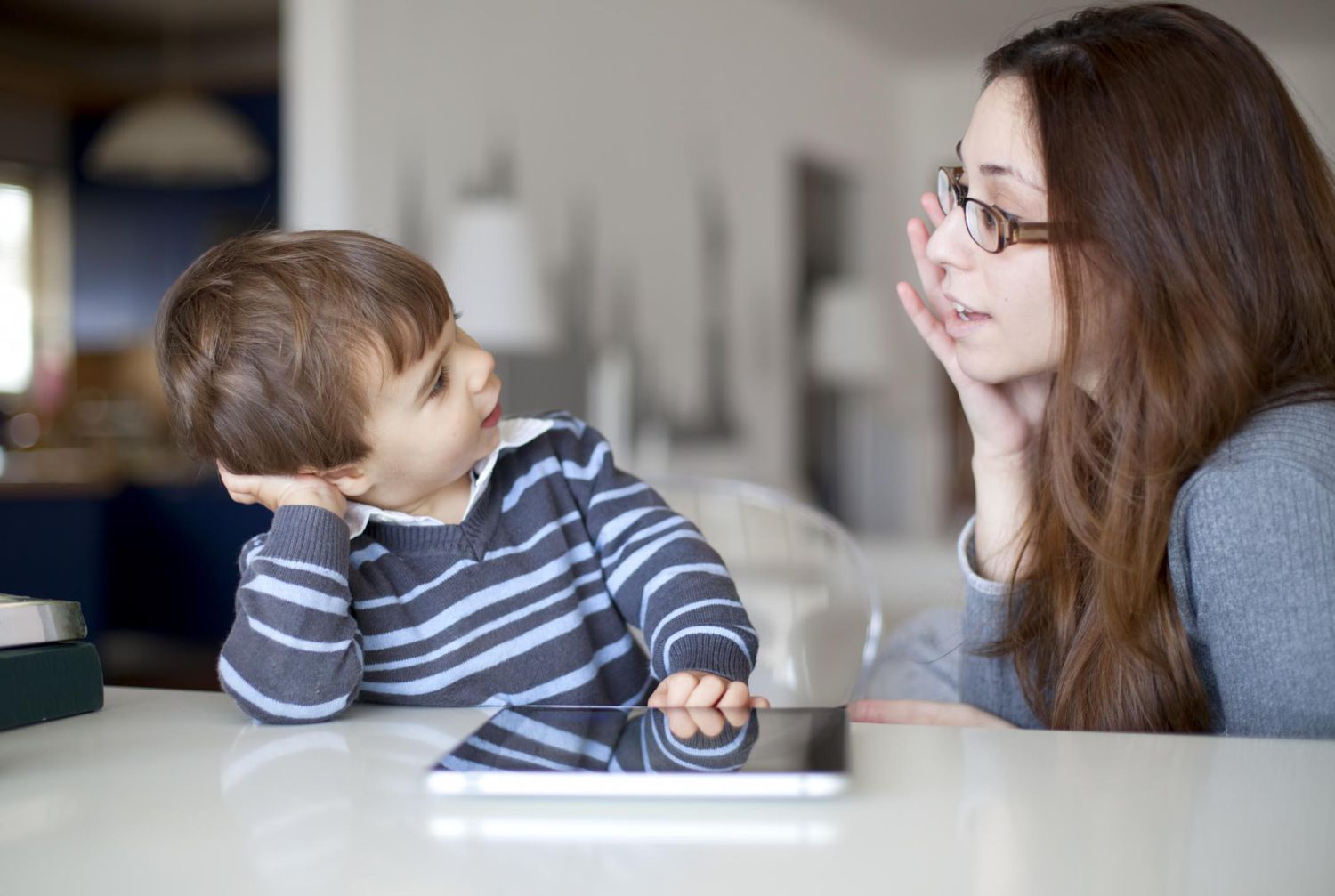 Mère et enfant partageant un moment complice autour d'un dessin