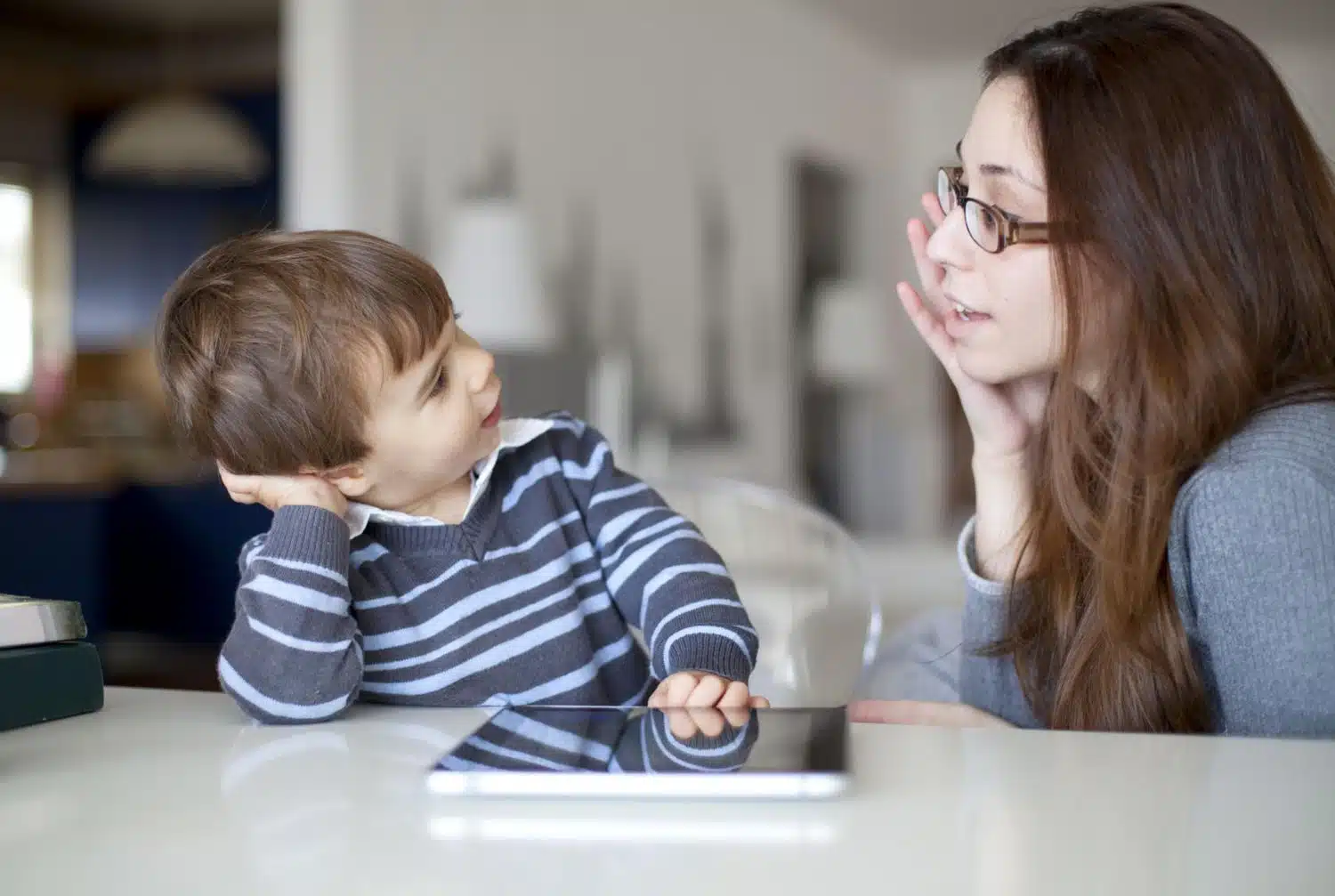 Mère et enfant partageant un moment complice autour d'un dessin