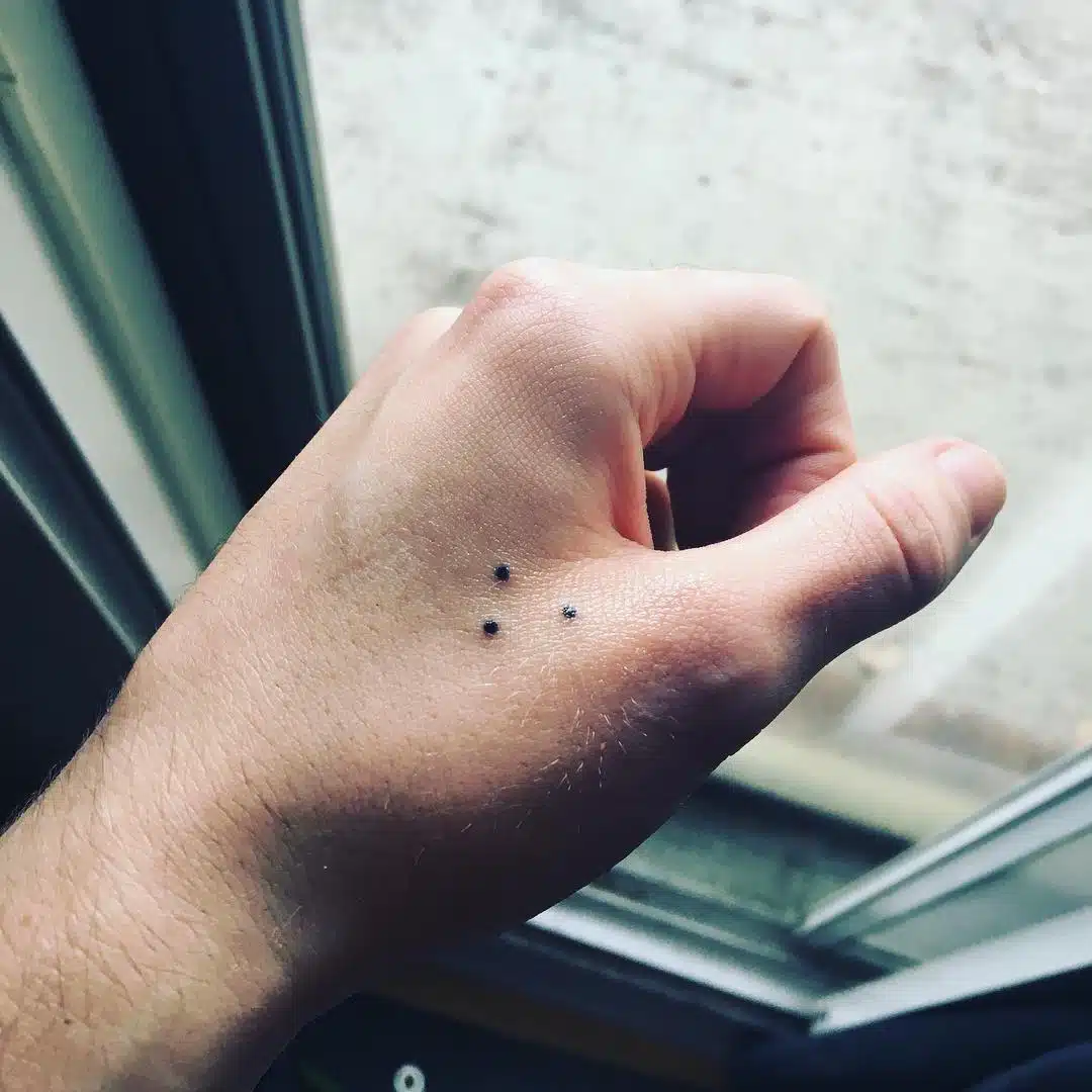 Tatouage trois points sur la main