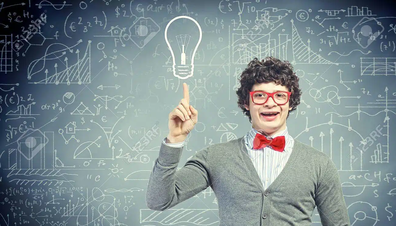 Jeune homme réfléchissant intensément, le menton posé sur sa main