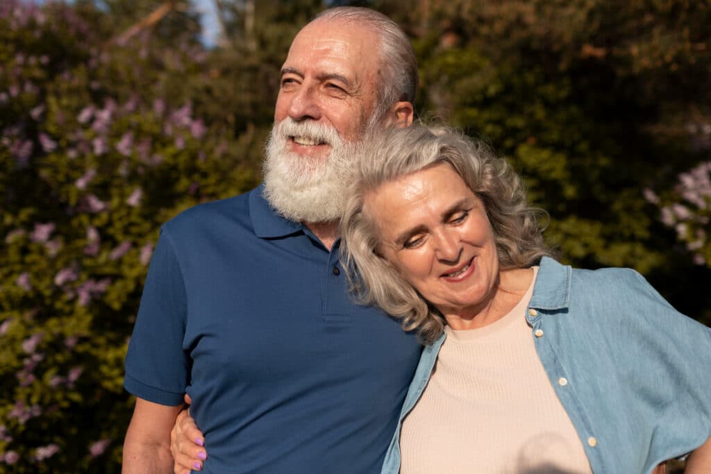 Couple âgé se tenant la main avec tendresse