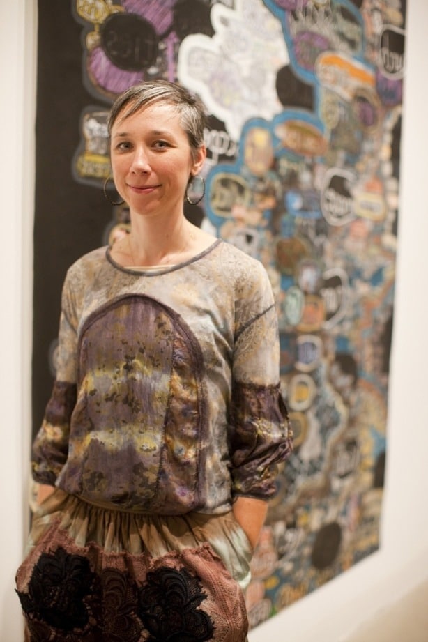 Portrait d'Alexandra Grant arborant fi&egrave;rement ses cheveux gris naturels