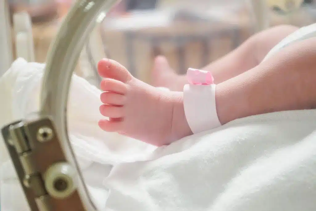 Parents regardant avec émotion un papillon violet symbolique