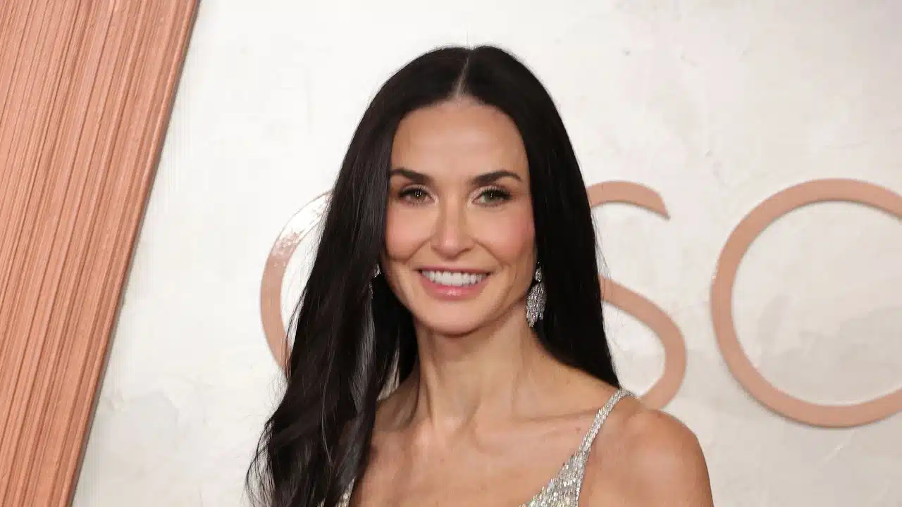 Demi Moore souriante