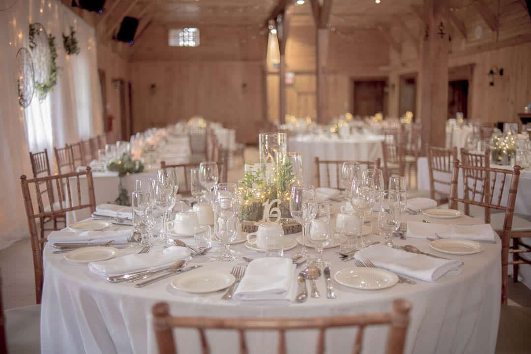 Une femme &eacute;l&eacute;gante descend d'une voiture de luxe devant un lieu de r&eacute;ception