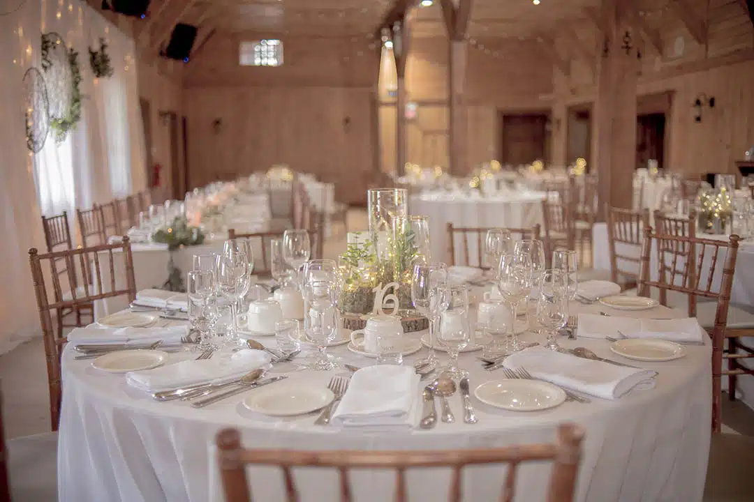 Une femme élégante descend d'une voiture de luxe devant un lieu de réception