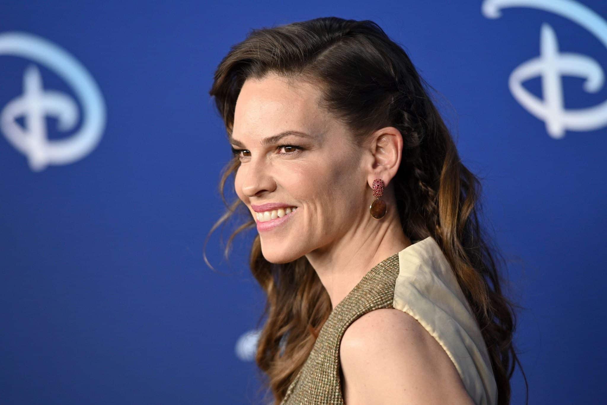 Hilary Swank souriante, &eacute;panouie