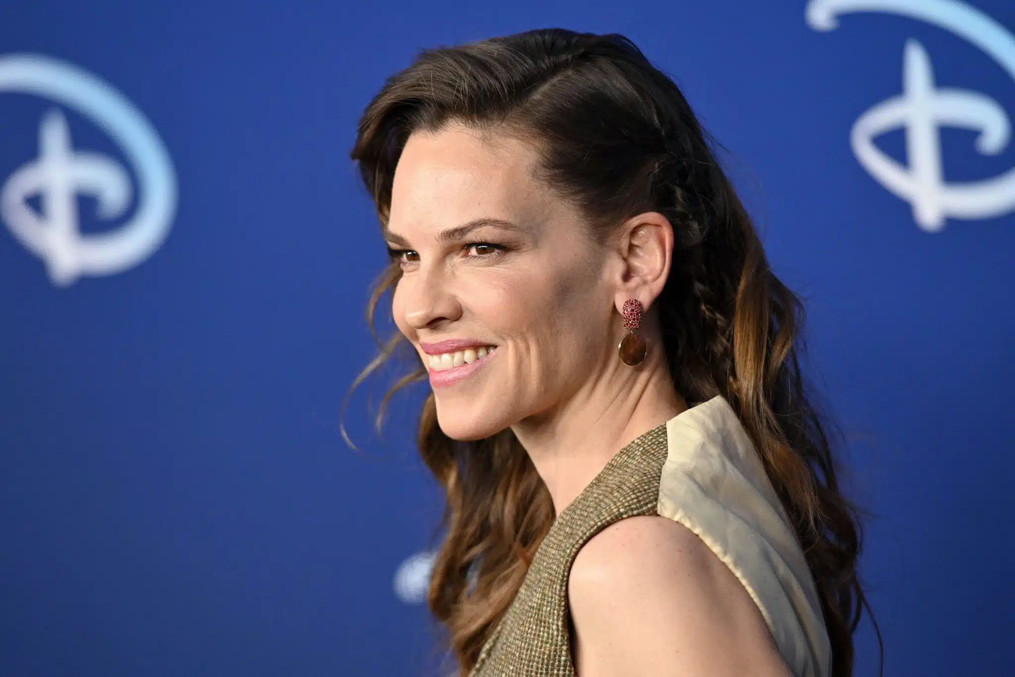 Hilary Swank souriante, épanouie