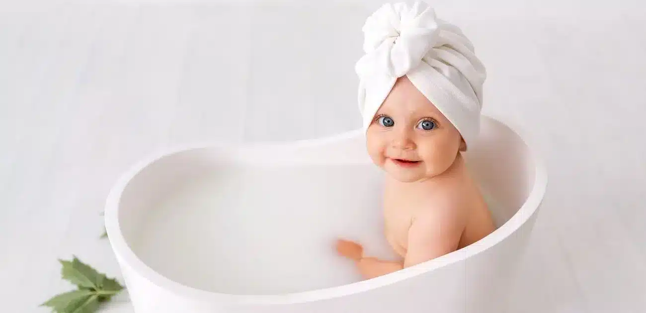 Bébé avec étiquette de prénom vintage