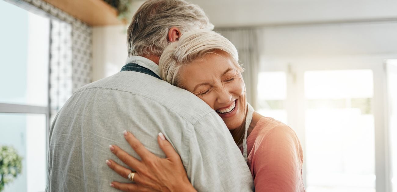 Deux femmes se soutenant et se parlant avec bienveillance