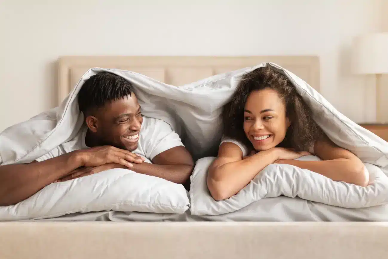 Couple discutant tranquillement