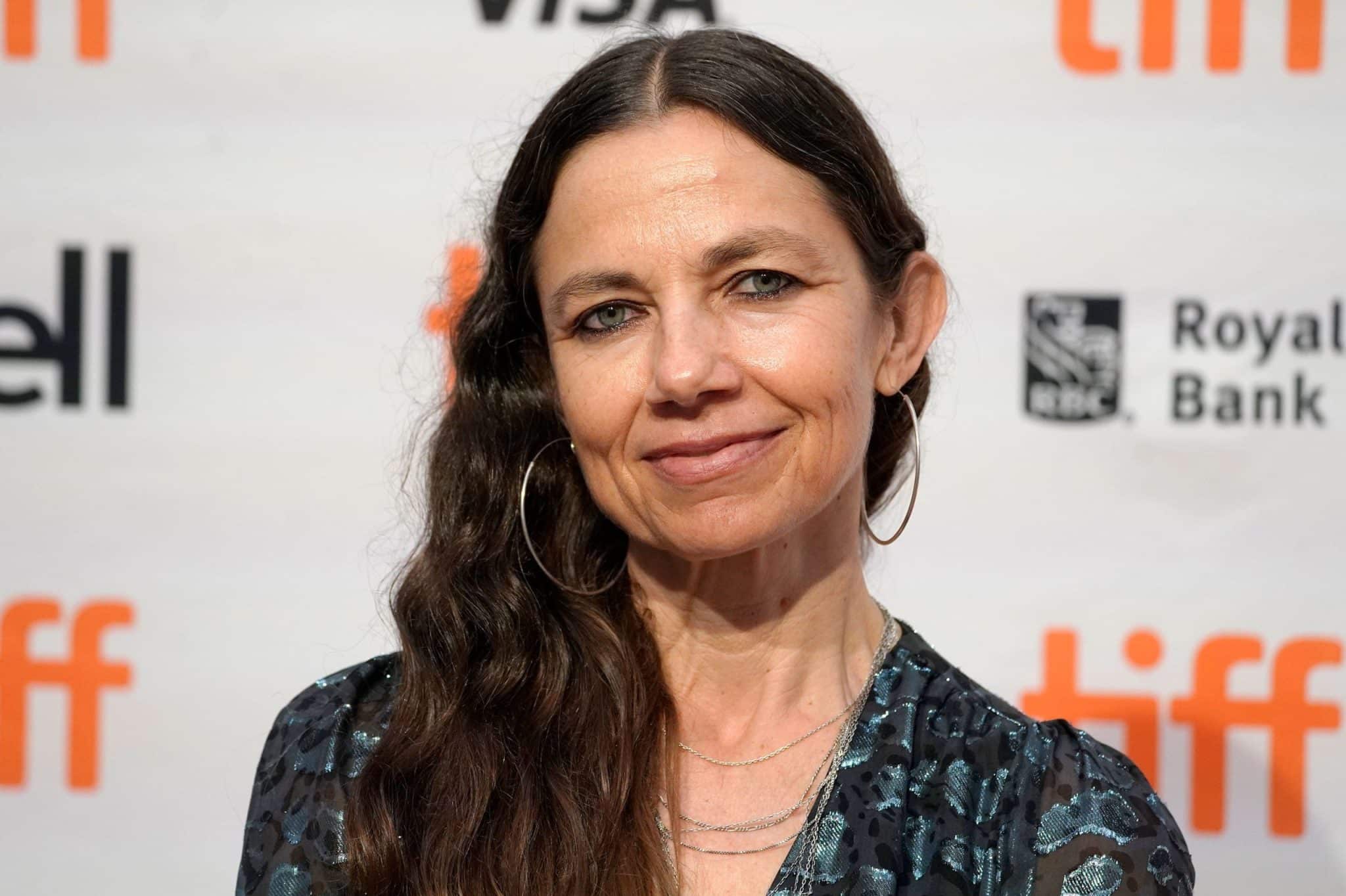Justine Bateman en interview, expression r&eacute;fl&eacute;chie
