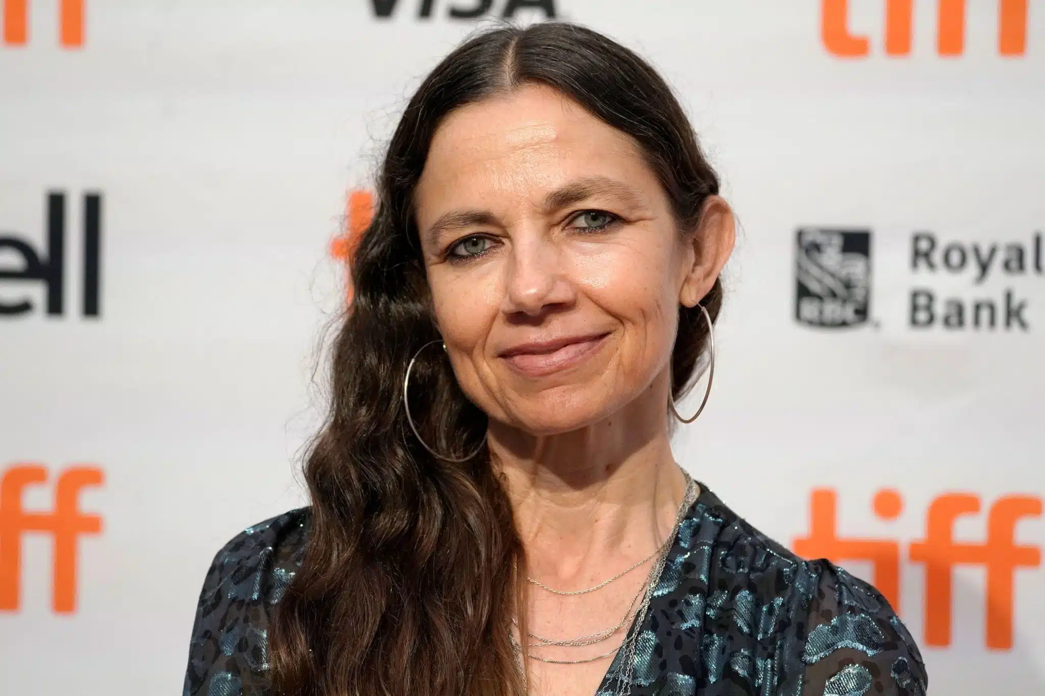 Justine Bateman en interview, expression réfléchie