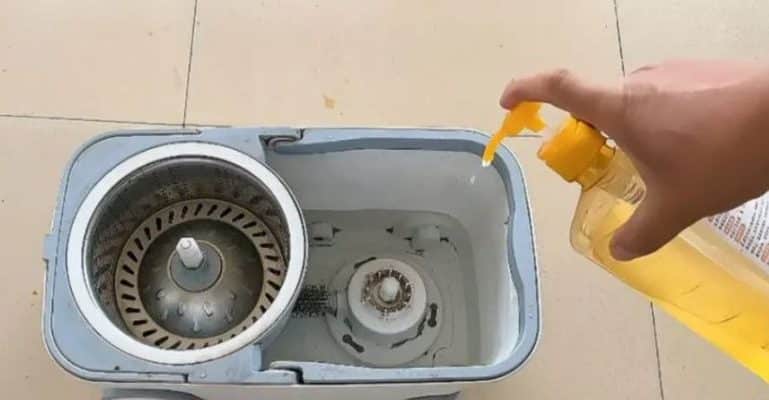 Ingrédients naturels pour nettoyer le sol : vinaigre, citron, bicarbonate